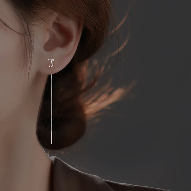 S925 Sterling Zilveren Letters Hangoorbellen – oorvriendelijk, eenvoudig en cool. Elegante oorbellen in een minimalistische 'cold' stijl, perfect voor dagelijks gebruik.