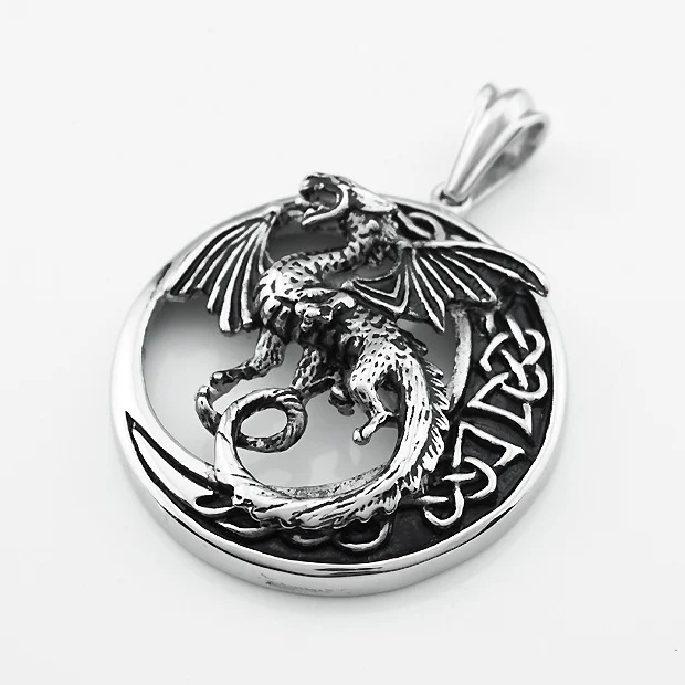 Collier homme avec grand pendentif en forme d'anneau de ptérosaure en métal moulé, design unique, cadeau idéal pour hommes audacieux.