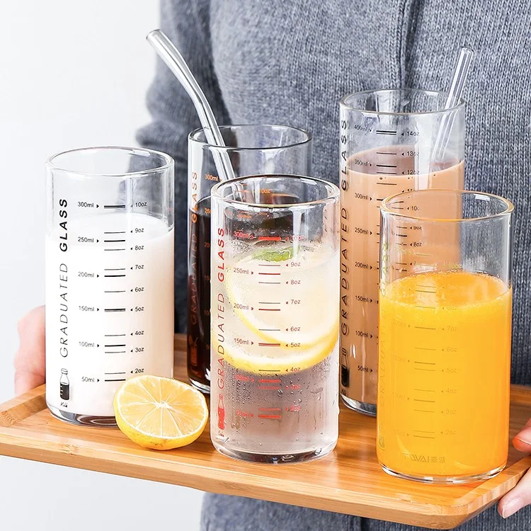 Afgestudeerde melkbeker van hoog borosilicaatglas. Nauwkeurig meten, ideaal voor het verwarmen en gemakkelijk schenken van melk.