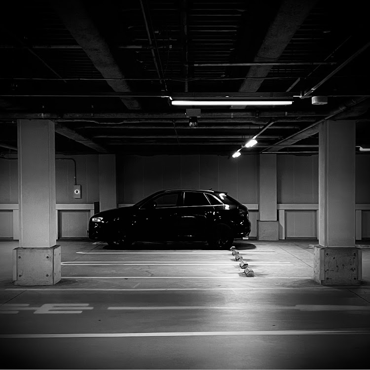 Q3のアウディのある生活・Q3・Audi・駐車場・ブラックアウトに関するカスタム事例の投稿画像1枚目