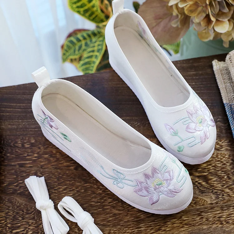 Chaussures en coton brodé antiques pour étudiants, printemps et automne, respirantes et confortables, parfaites pour le quotidien avec une touche vintage.