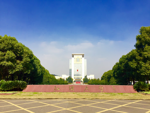 江汉大学二号门