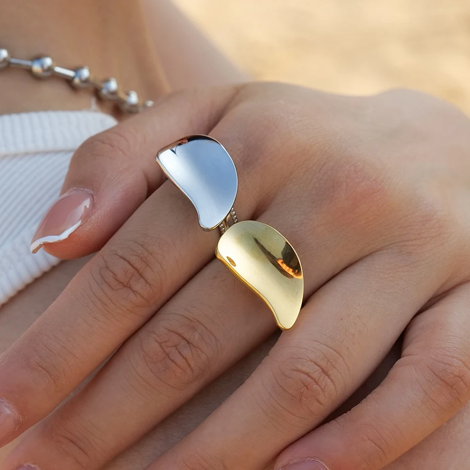 18K Gouden roestvrijstalen ring met speciale vorm, eenvoud en overdreven design. Gladde ring.