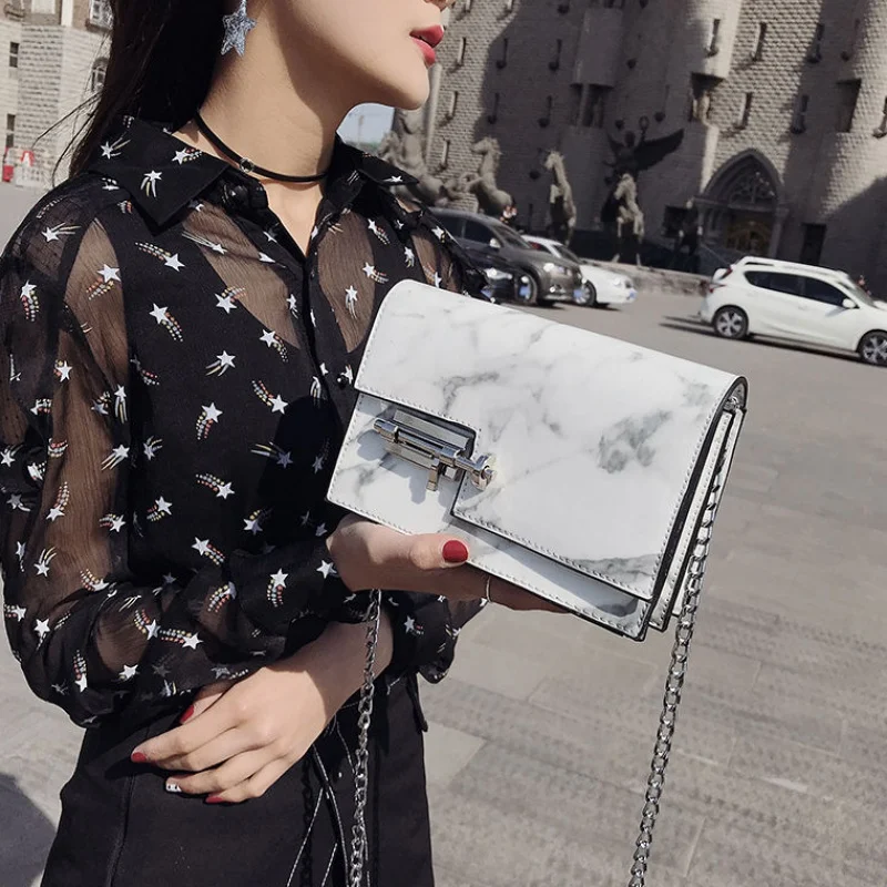 Bolso Mensajero Versátil con Cadena Personalizada y Candado. Ideal para llevar tus esenciales con estilo y seguridad.