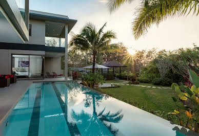 Villa with pool and garden 4