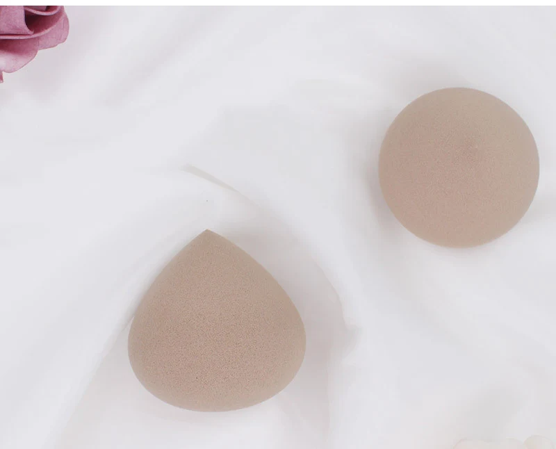 Éponge cosmétique hydrophile, maquillage infaillible, application humide et sèche, pour un teint parfait et sans défaut.
