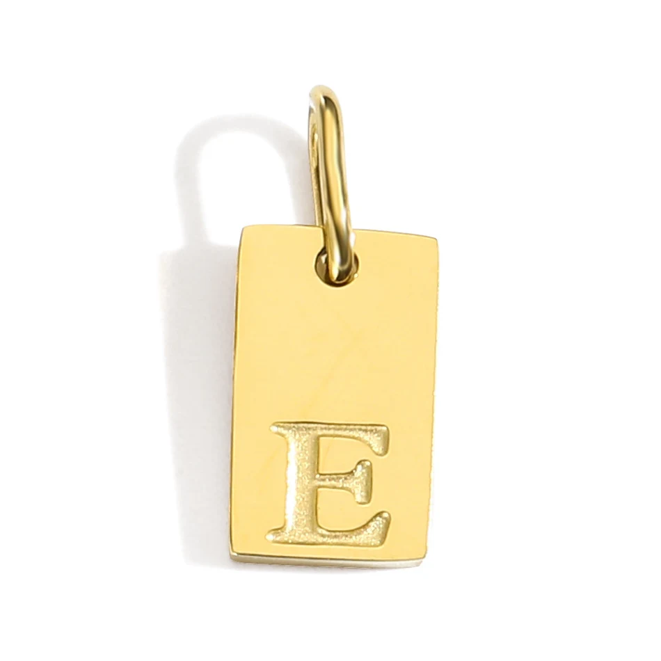 Pendentif 26 lettres anglaises en acier inoxydable plaqué or, idéal pour personnaliser vos bijoux avec style.