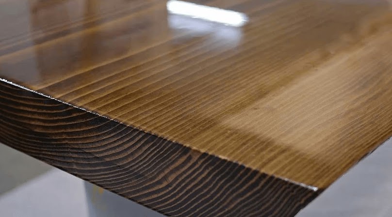 Drewniany blat stołu pokryty żywicą epoksydową