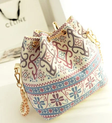 Bolsa coreana com cordão, estilo saco, alça de ombro e corrente de pérolas. Elegância e praticidade em um só acessório.