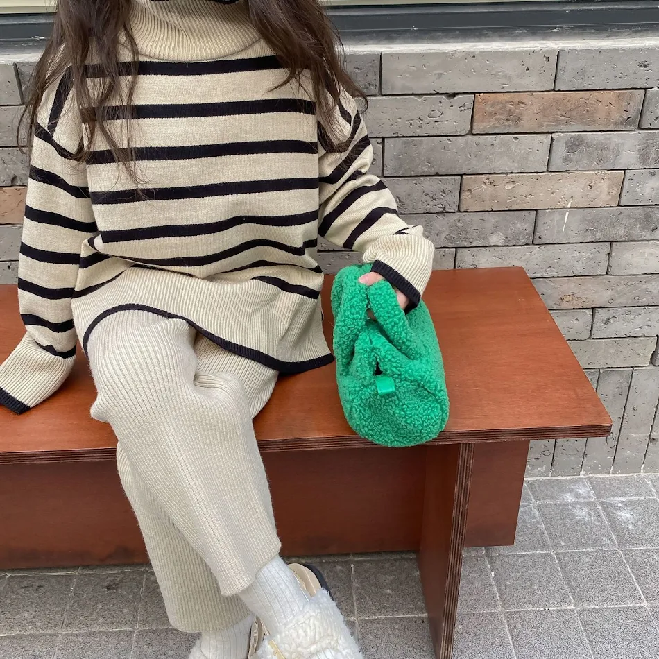 Ensemble deux pièces pour fille, pull à col roulé rayé et pantalon, offre confort et style pour l'hiver, parfait pour les journées froides, look tendance.