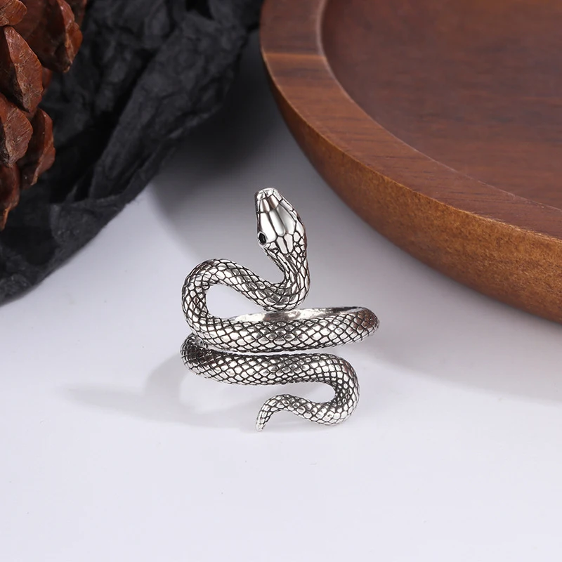 Anillo de serpiente simulada de múltiples capas, diseño desgastado y personalidad única. Dale un toque audaz a tu look diario con este anillo.