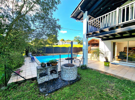 Villa avec piscine et terrasse 3