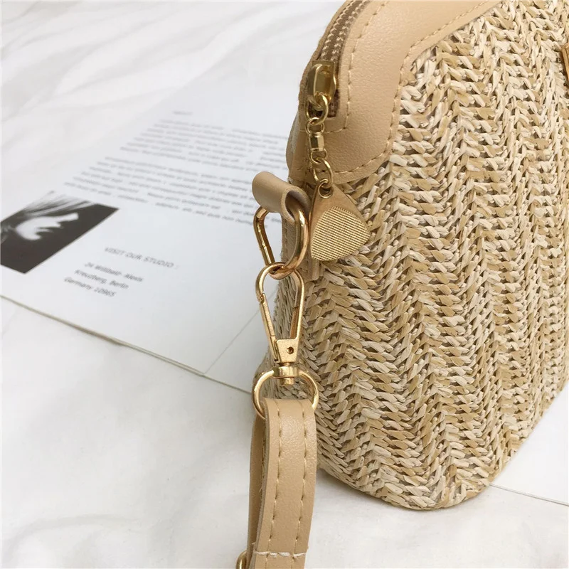 Sac à main diagonal à une épaule en paille de lin fauve. Un accessoire mode et élégant pour compléter votre tenue avec style.