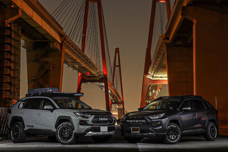 RAV4のオフパケ・2023年もよろしくお願いします・念願のコラボ・ラストツーショットに関するカスタム事例の投稿画像1枚目