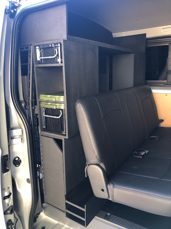ハイエースバンの職人車　DIY　自作　収納　棚　改造・作業車　職人棚　収納棚　木製棚　アングル棚・インバーター・仕事用　ハイエース　職人に関するカスタム事例の投稿画像22枚目