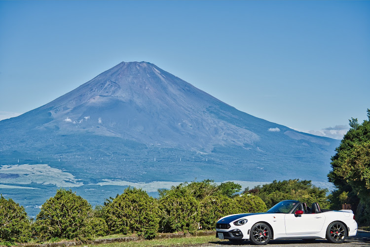 124スパイダーのアバルト124スパイダー・アバルト・オープンカー・富士山と愛車に関するカスタム事例の投稿画像1枚目