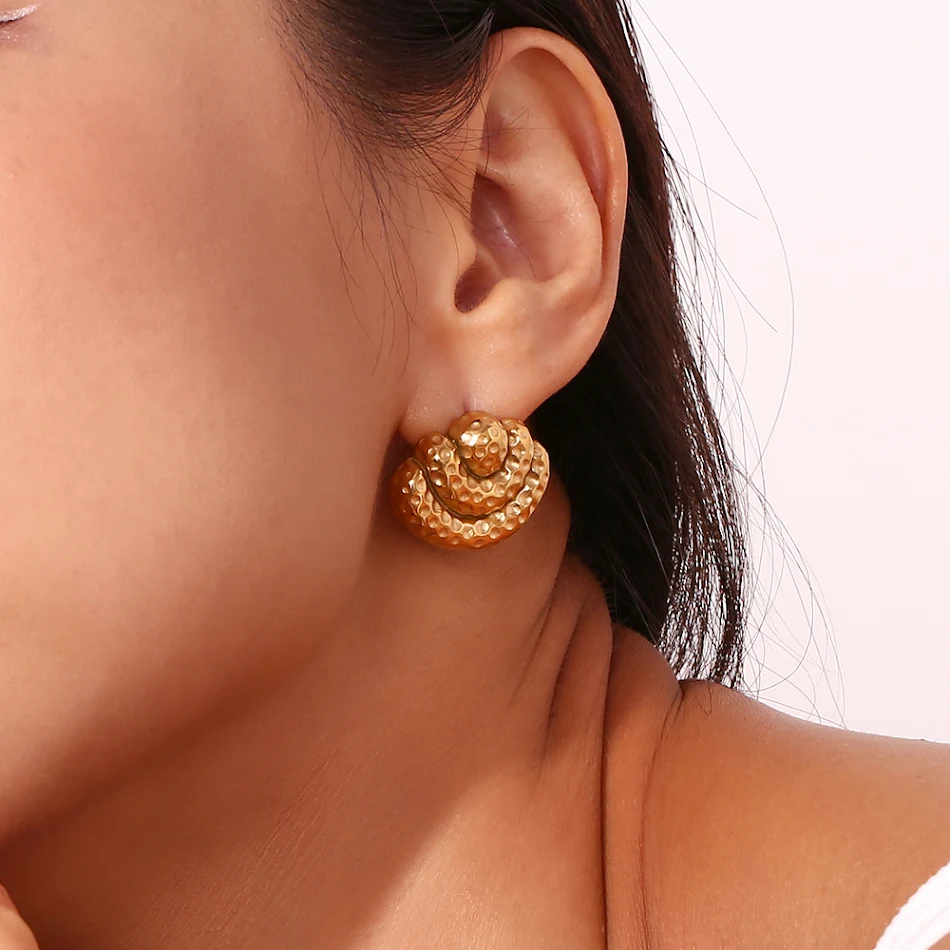 Boucles d'oreilles femme mode trois couches coquille Saint-Jacques. Rehaussez votre style avec ces boucles d'oreilles élégantes et raffinées.