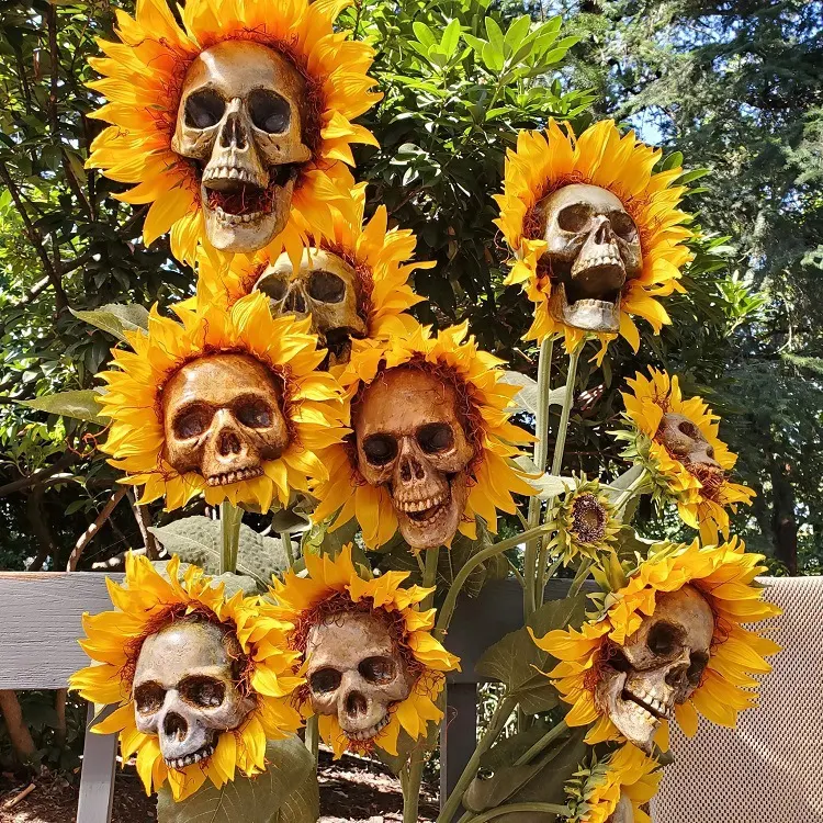 Title 4, Garten-Dekoration mit simulierten Blumen. Versc...