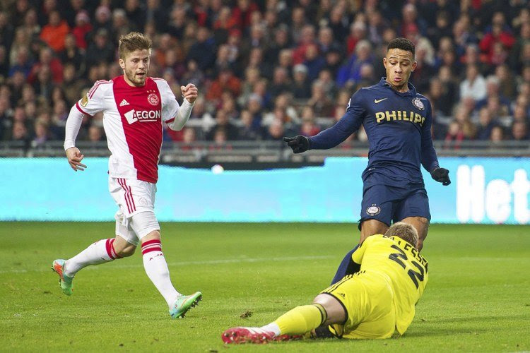 Cillessen lacht met Depay, presentatrice doet 'Mathildeke'