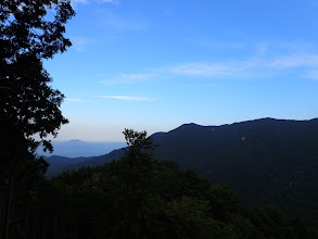 前山と左奥に笠置山