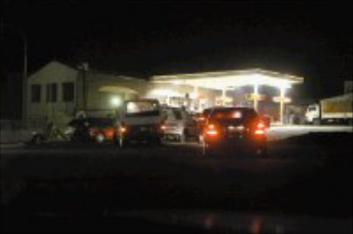 DESPERATE TIMES: A petrol station at Devland, south of Johannesburg, had motorists queueing up until very late at night to fill-up their tanks as a result of the countrywide petrol strike. PIc. Elvis Ntombela. 05/08/07. © Sunday World.