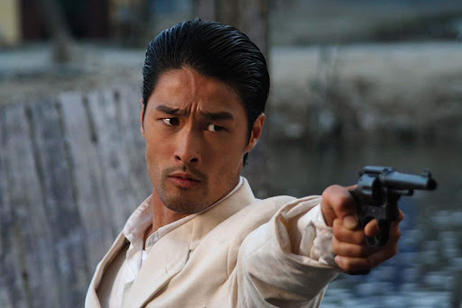 Vẻ đẹp như một nam thần của Johnny Trí Nguyễn khi tham gia Dòng máu anh hùng.