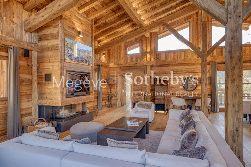 Spacious wooden living room with modern fireplace - Luxury seasonal rental chalet in Megeve, 7 rooms, 6 bedrooms