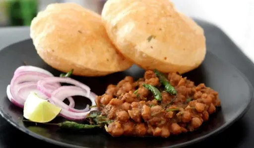 5 Poori With Chole And Pickle