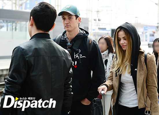 Miles Teller's model girlfriend Keleigh Sperry is also seen accompanying the two men as they returned from Busan / Image source: Dispatch