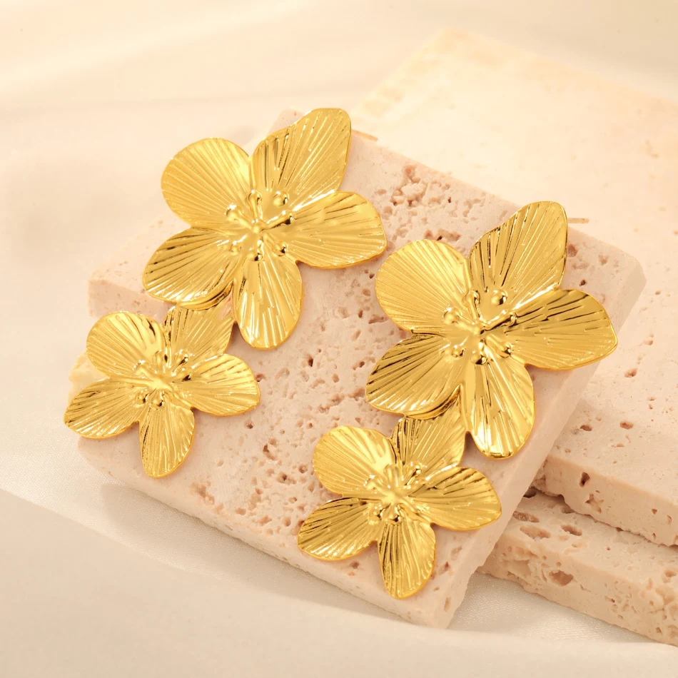 Vrouwen oorbellen met bloemen van geplateerde legering, kleurvast, elegant en duurzaam, ideaal voor dagelijks gebruik.