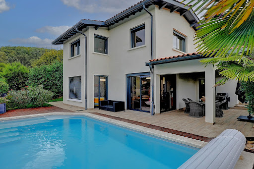 Maison avec piscine et terrasse 1