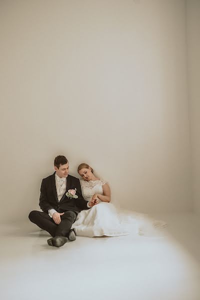 Fotógrafo de casamento Salla Vesa-Tikkanen (kuvaajalahti). Foto de 3 de janeiro 2023