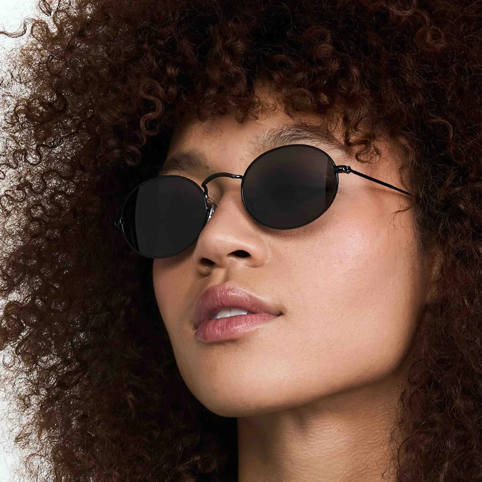Małe okulary przeciwsłoneczne w stylu retro z owalną ramką