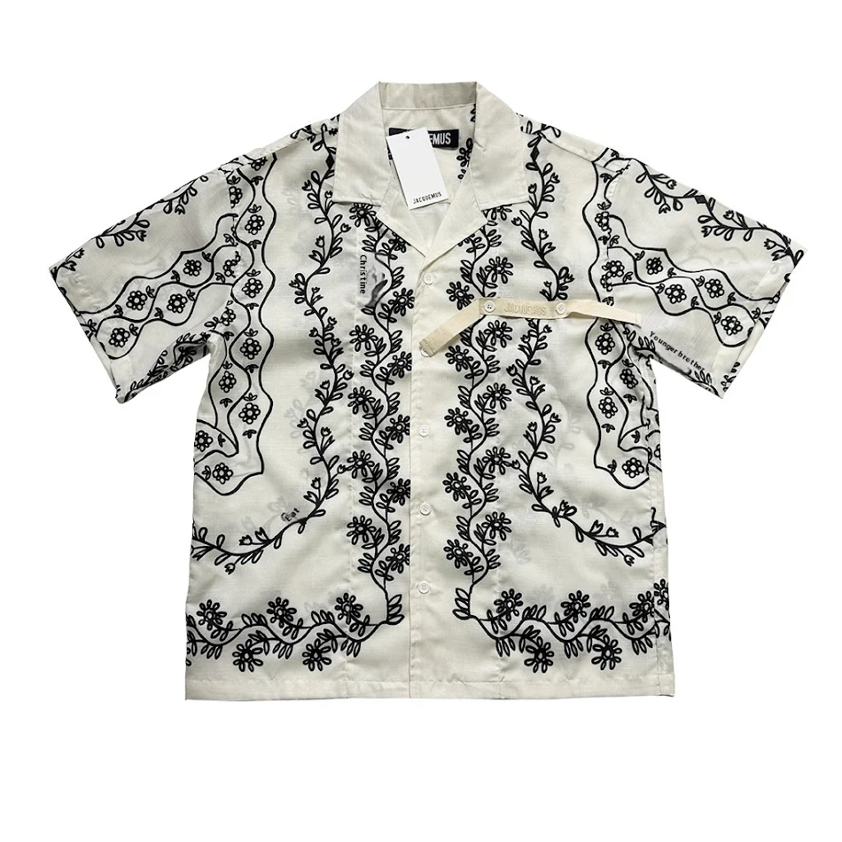 Chemise à manches courtes, col revers et imprimé plante de vigne. Style décontracté et élégant, parfaite pour les journées chaudes et les sorties estivales.