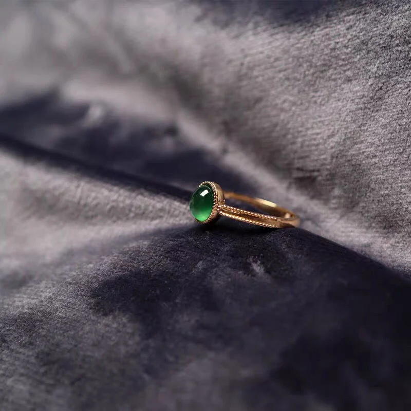 Jadekleurige gouden damesring met jade inleg. Een stijlvolle ring die elegantie en verfijning combineert, ideaal als cadeau.