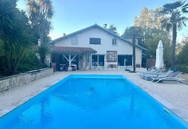 House with pool 15