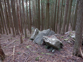 石積みの横を進む