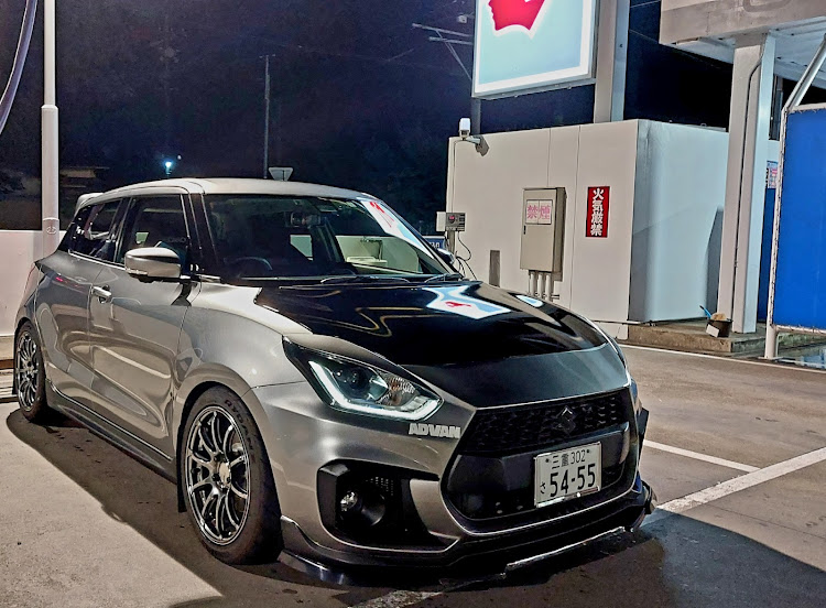 スイフトスポーツのスイスポzc33s・ナイトショット・綺麗が一番・夜洗車✨・スイスポ楽しいよねに関するカスタム事例の投稿画像1枚目