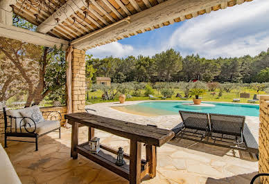 Maison avec piscine et terrasse 1