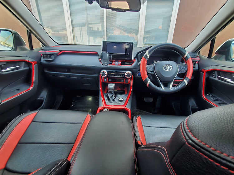 RAV4のRAV4HYBRID・赤色増し増し中〜・RAV4乗りさんと繋がりたい・DIY・ラッピングシート貼り付けに関するカスタム事例の投稿画像1枚目