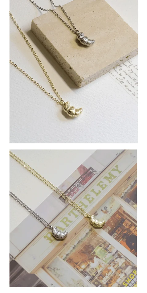 Collier chaîne de clavicule Croissant Simple. Un bijou minimaliste et élégant pour sublimer votre décolleté, ajoutant une touche de raffinement à votre look.