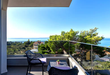 Maison avec piscine et terrasse 1