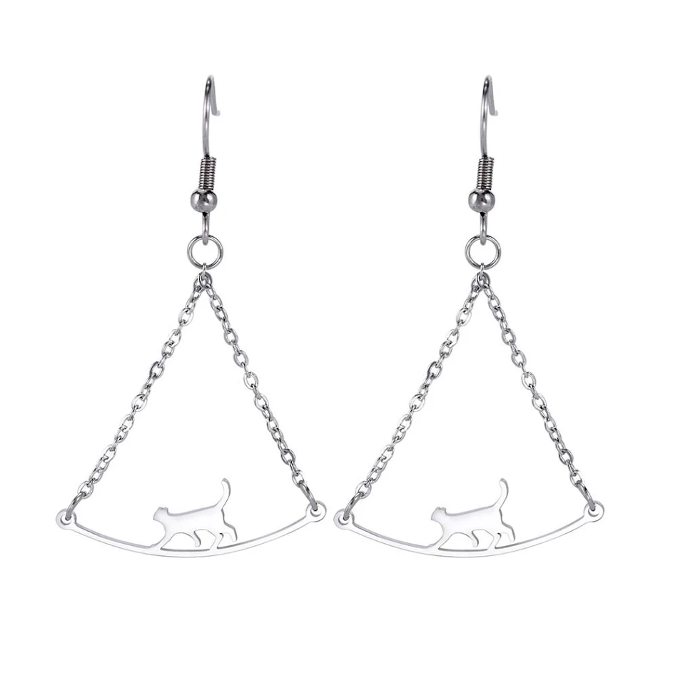 Eenvoudige kattenoorbellen die over een touw lopen. Leuke oorbellen met een speels kattenontwerp, perfect voor dagelijks gebruik. Vrolijk en origineel.