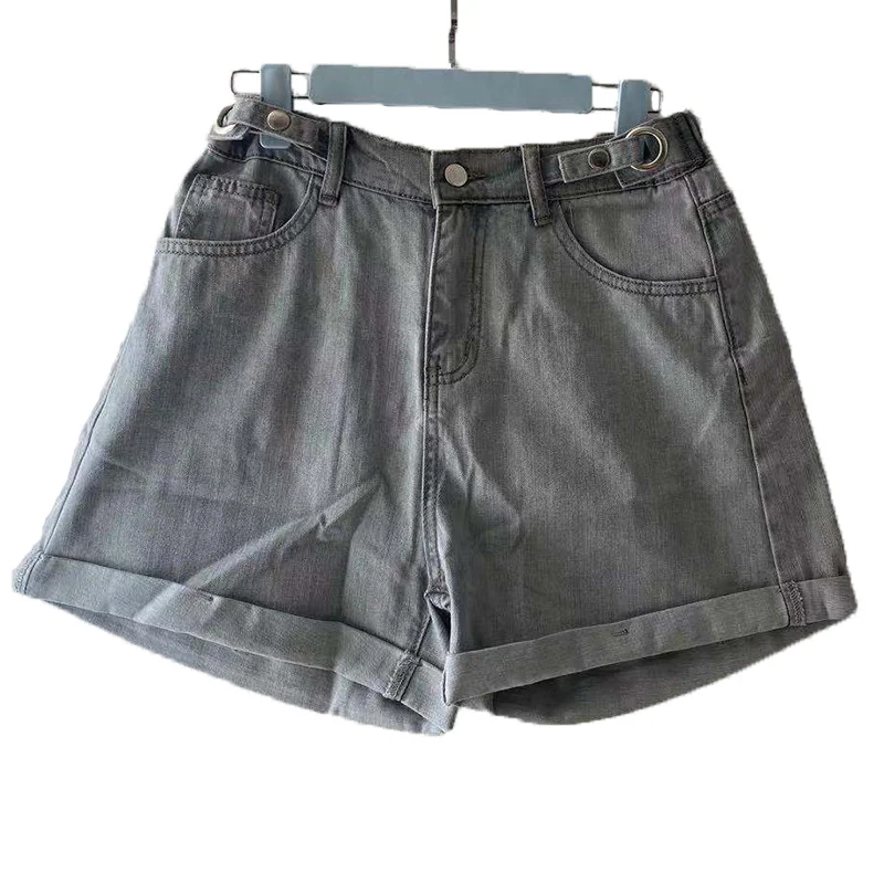 Ženske farmerke šorts sa elastičnim strukom, slim fit. Udobne i moderne, idealne za toplije dane i ležerne kombinacije.