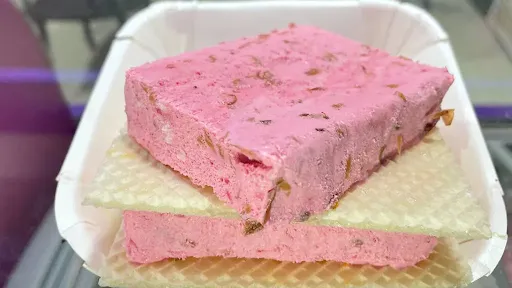 Strawberry Cheese Cake Ice Cream [1 Scoop]