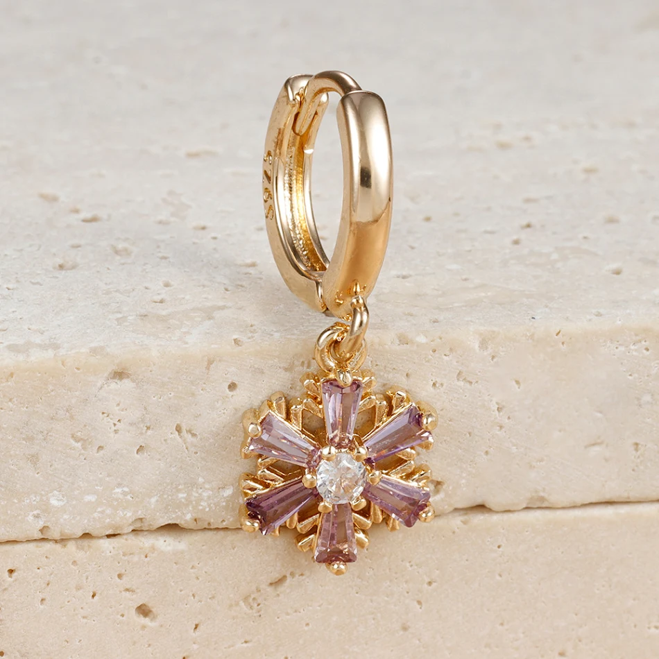 Boucles d'oreilles flocons de neige de Noël en zirconium micro-serties Éclat festif et sophistication pour les fêtes, un bijou unique pour célébrer Noël