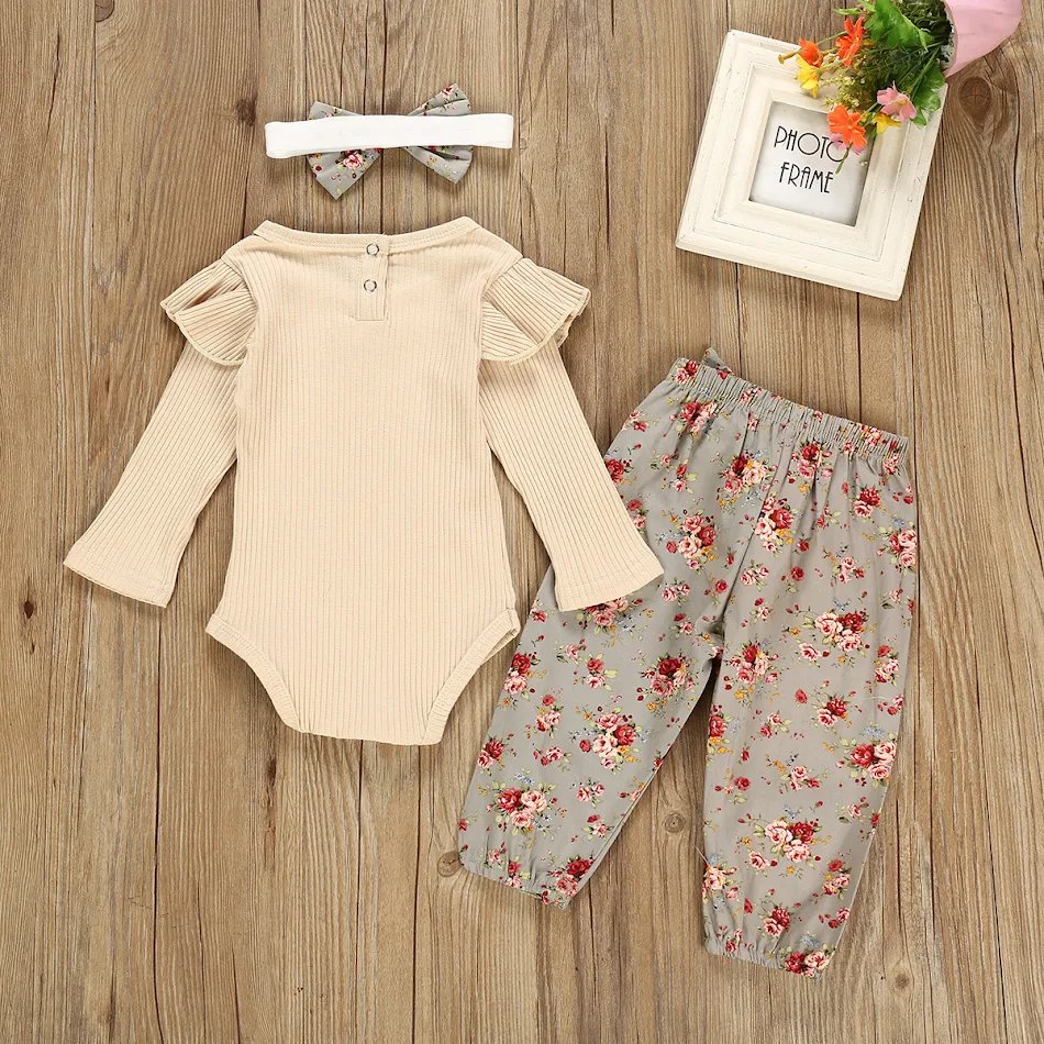 Barboteuse bébé en coton kaki, combinaison une pièce avec pantalon imprimé et coiffe, un ensemble complet pour le confort et le style de votre bébé.