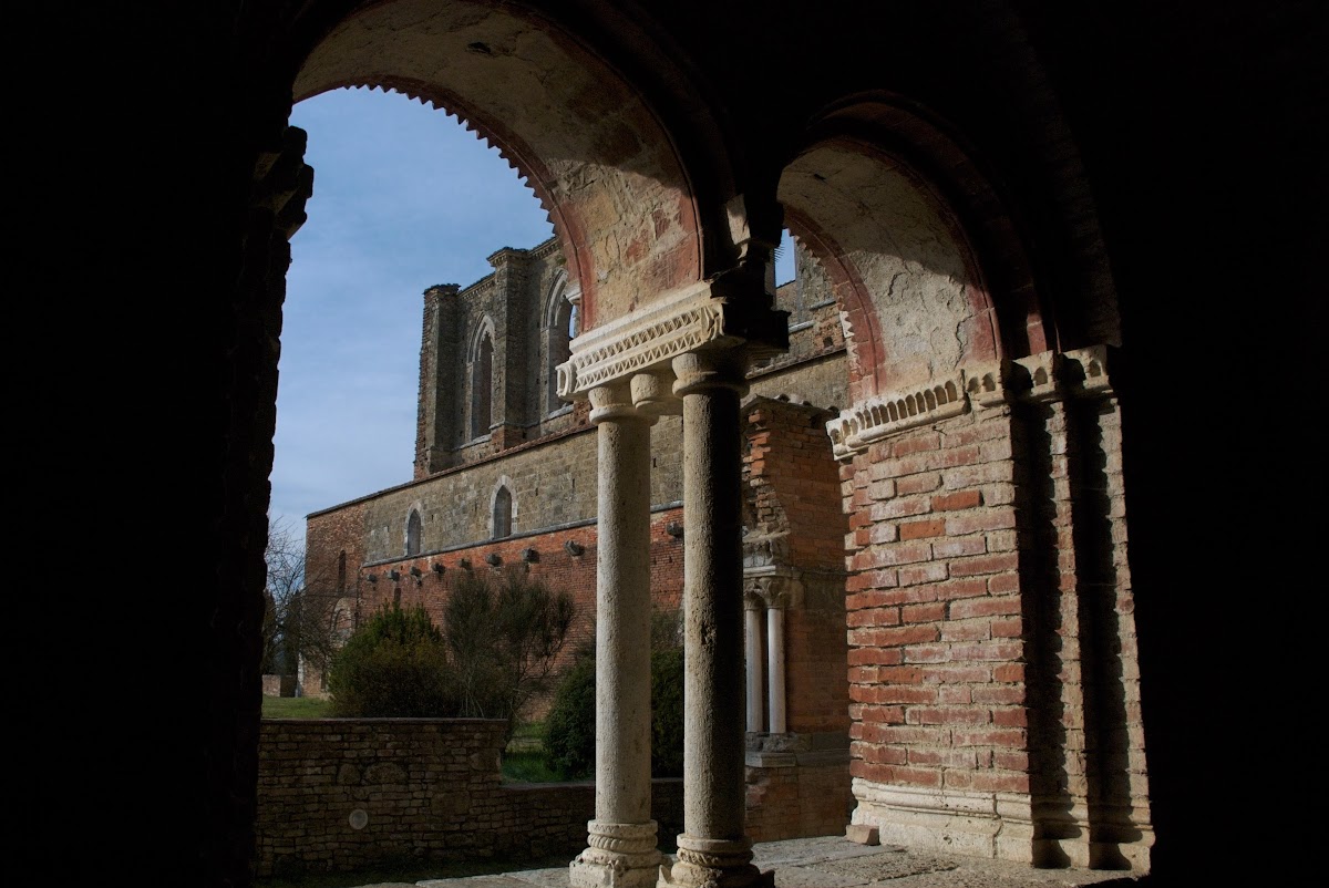 Particolare della finestra nord e del suo arco inscritto della sala capitolare (visto dall'interno),
Abbazia di San Galgano, Chiusdino, Toscana