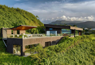 Maison avec piscine et jardin 4