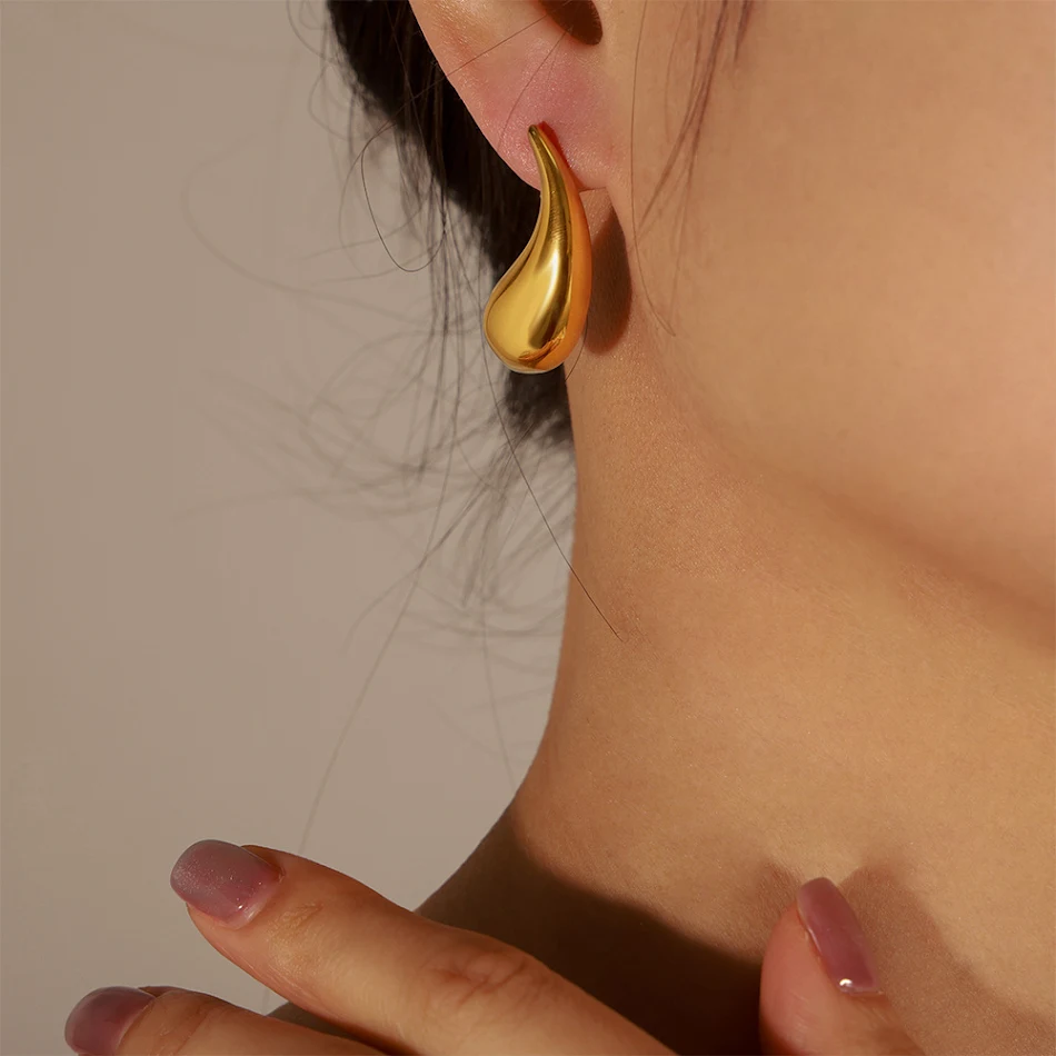Vereenvoudigde titanium stalen, vergulde geometrische komma-oorbellen, stijlvol en modern voor een moeiteloos chique look, perfect voor elke dag.